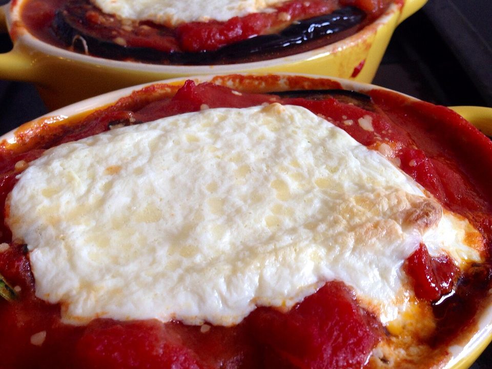 Überbackene Melanzane alla parmigiana in Portionsstücken