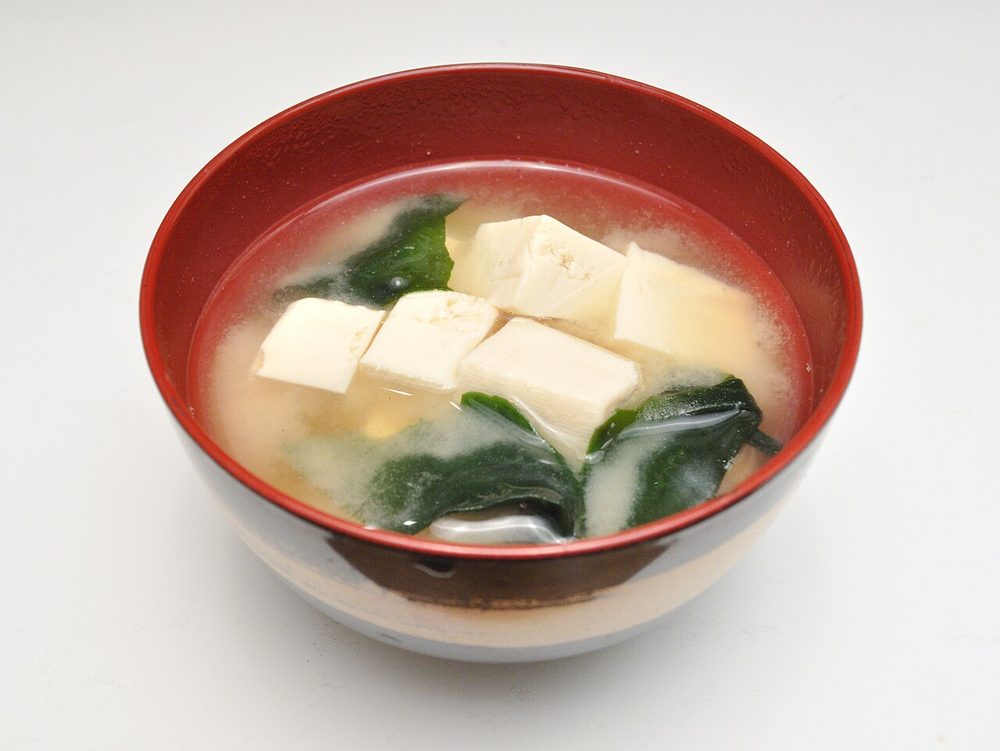 Schale Miso-Suppe mit Tofuwürfeln und Wakame