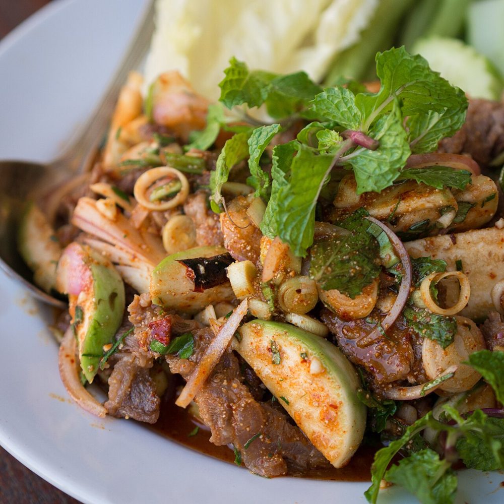 Nam Tok Neua mit Kräutern und Rindfleisch
