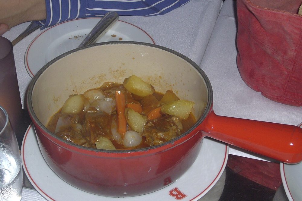 Lammragout mit Gemüse im Topf