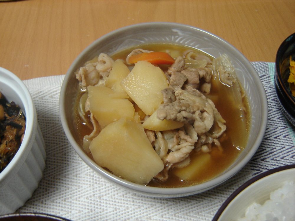 Schmorgericht aus Rindfleisch, Kartoffeln und Karotten