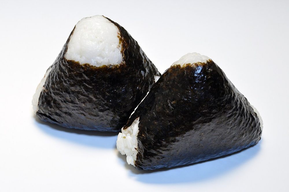Zwei dreieckige Reisbällchen mit Nori