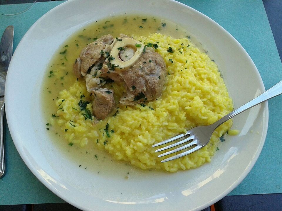 Geschmorte Kalbsbeinscheibe mit Sauce und Gremolata