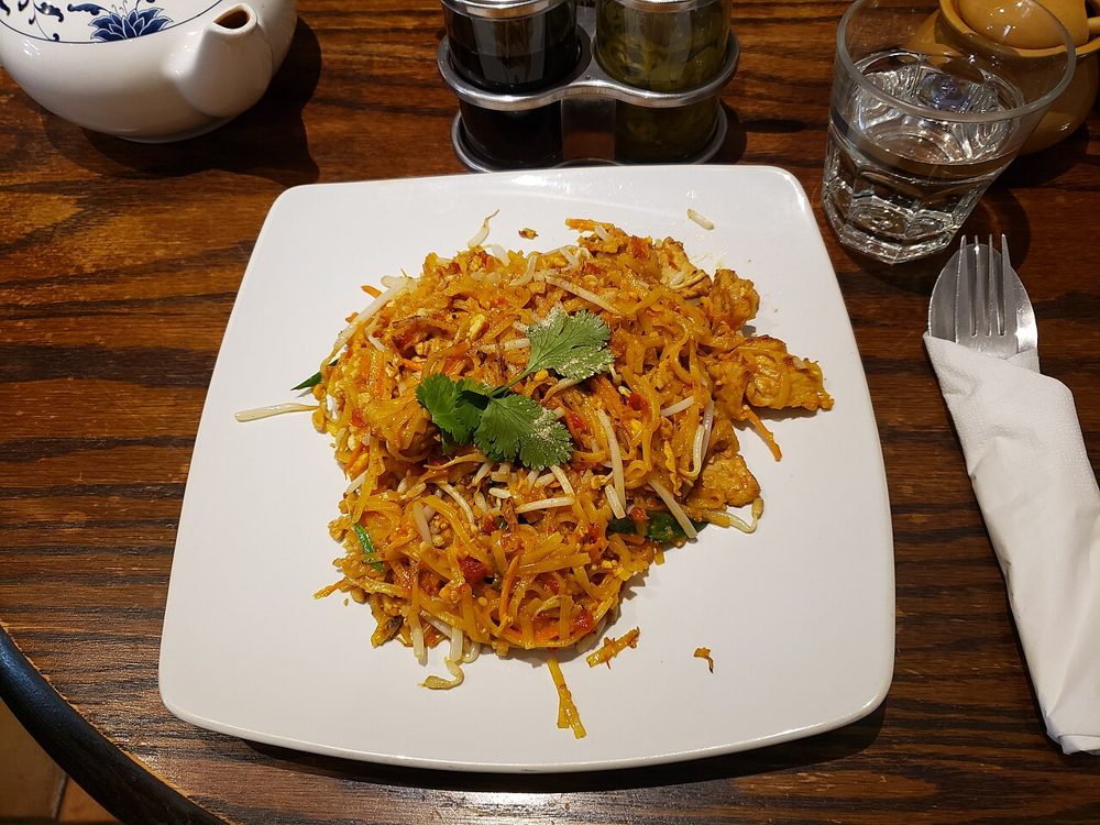 Pad Thai auf einem weißen Teller