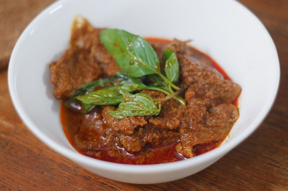 Panang-Curry mit Fleisch und Basilikum in einer Schale