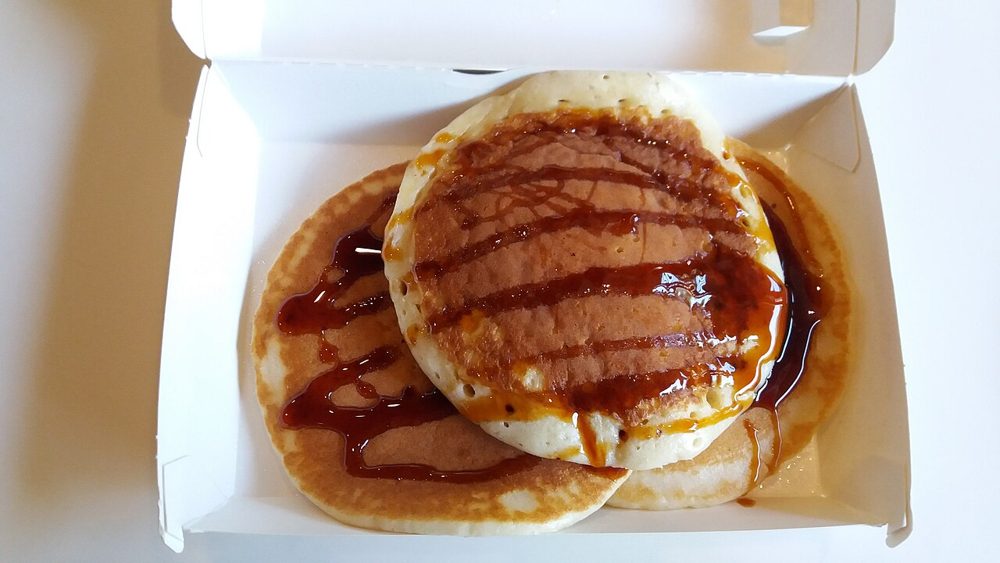 Pancakes mit Sirup in einer Schachtel