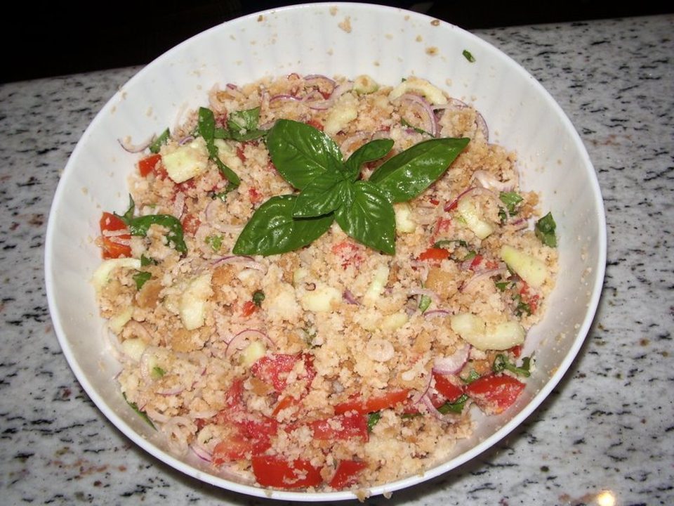 Panzanella-Brotsalat mit Tomaten, Gurke und roten Zwiebeln in einer Schüssel