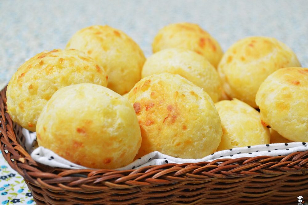 Korb mit goldgelben Pão-de-queijo-Bällchen