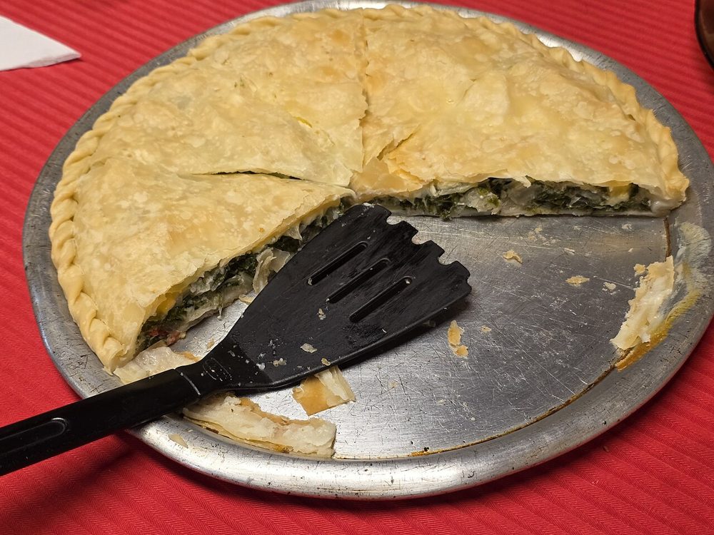 Stück Torta pascualina mit Mangold und Ei