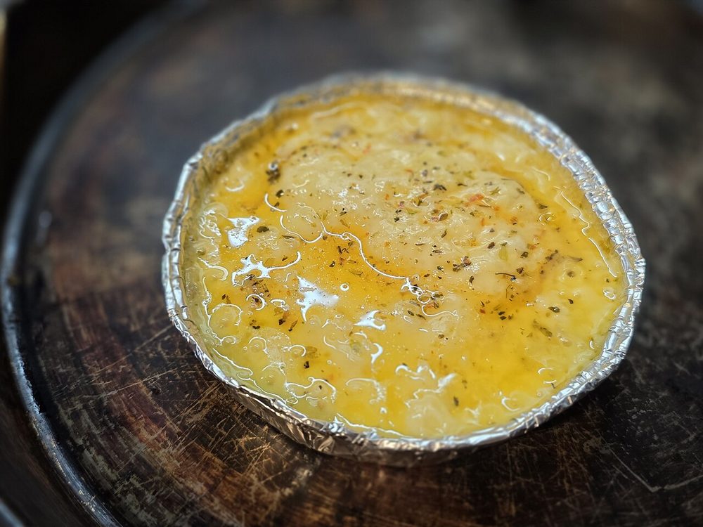 Geschmolzener Provolone in einer Grillschale