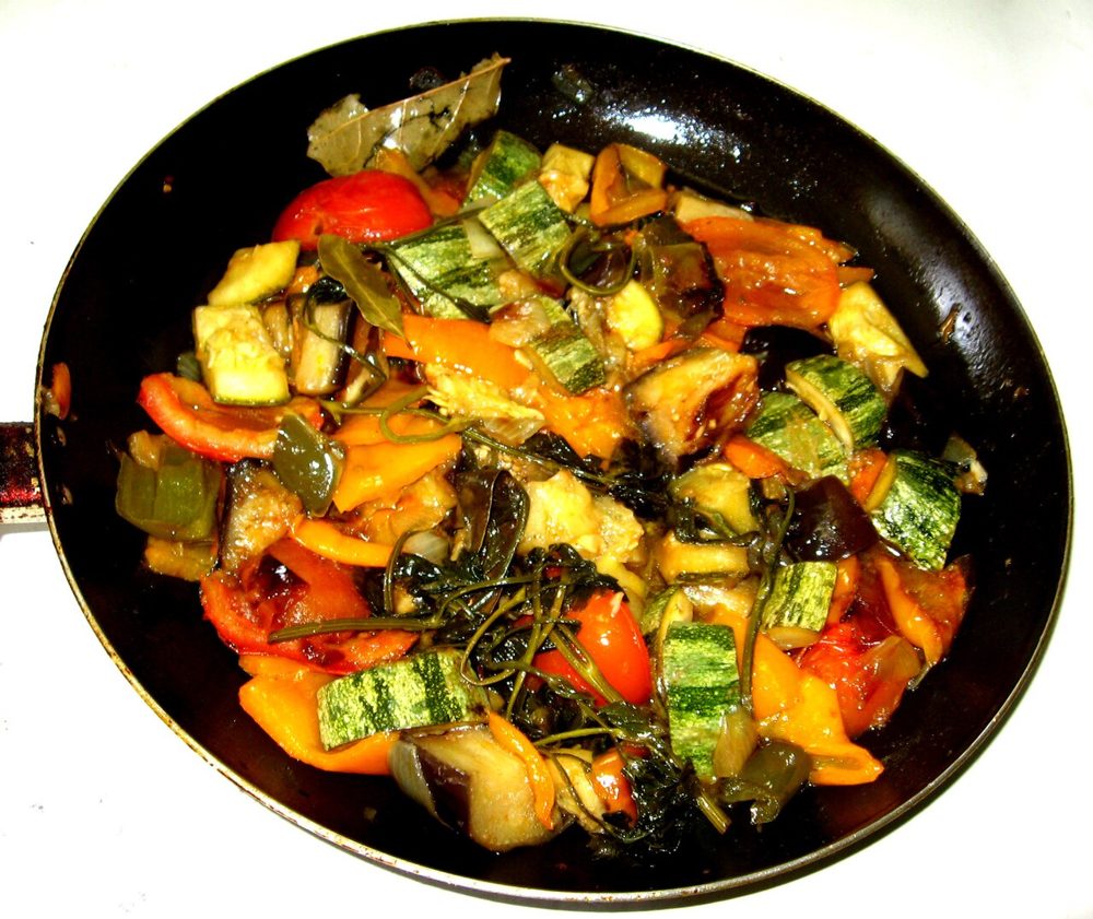 Pfanne mit Ratatouille aus Zucchini, Paprika und Aubergine