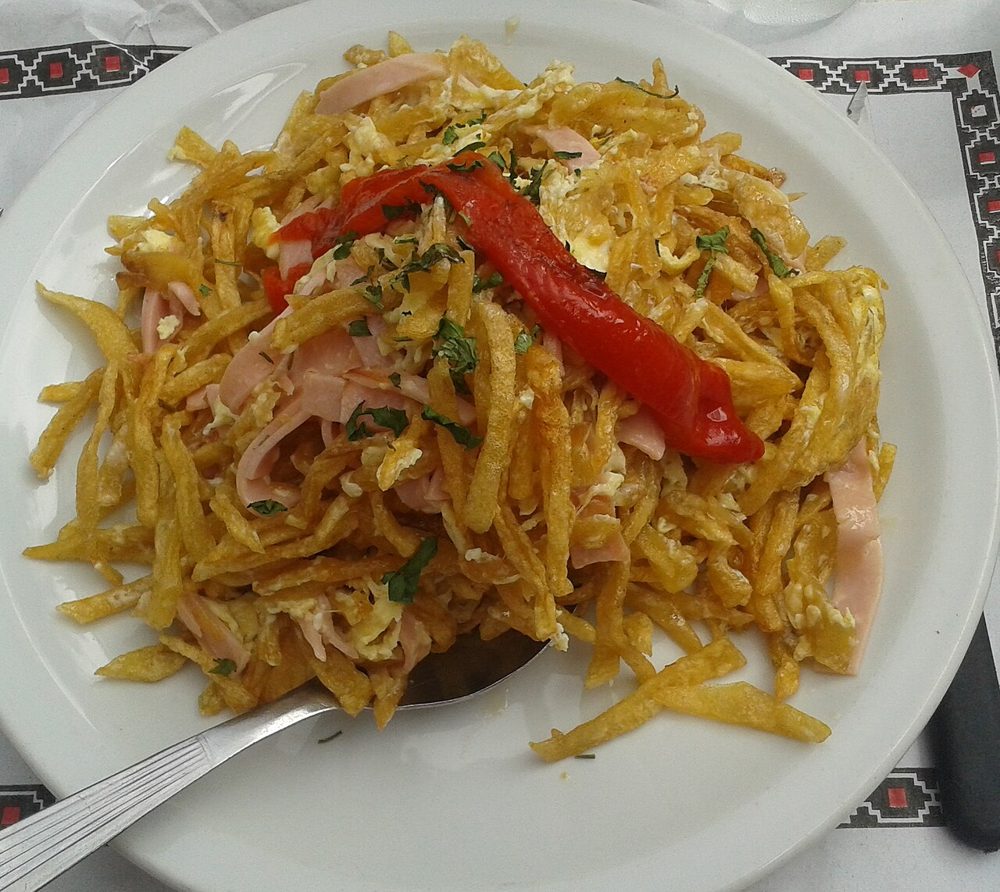 Revuelto Gramajo mit Kartoffelstroh und Paprika