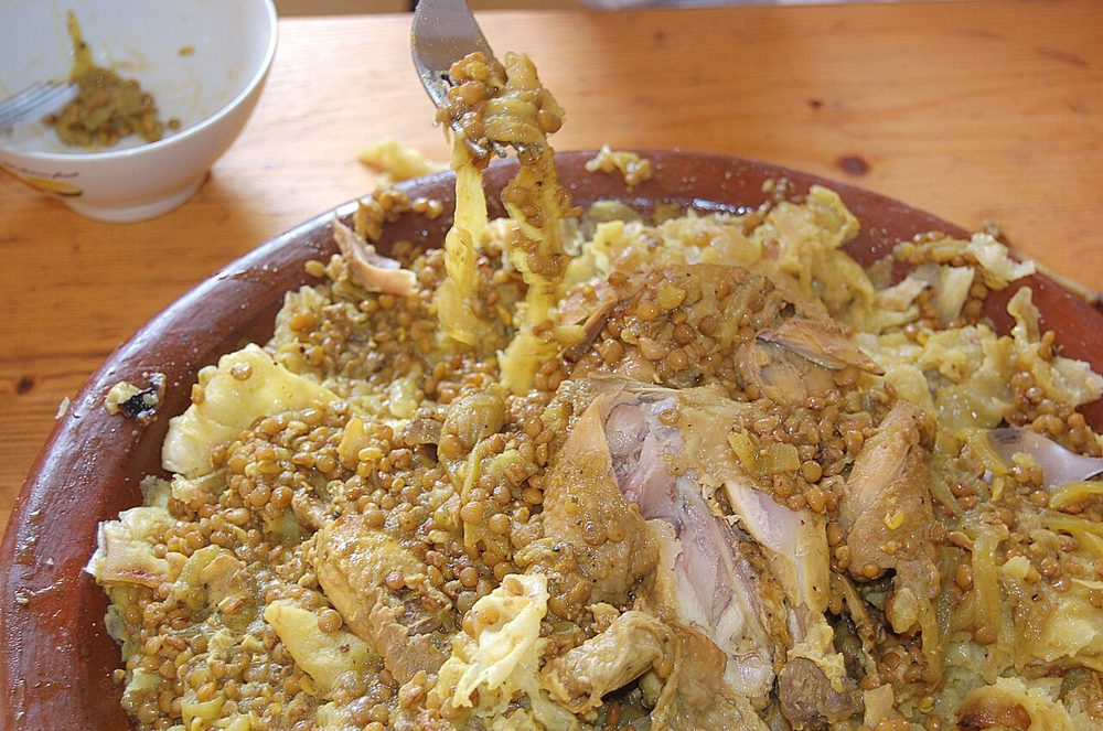 Rfissa mit Hähnchen auf gezupftem Fladen