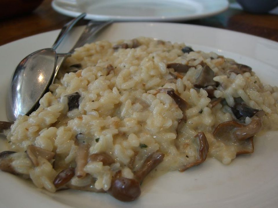 Cremiges Pilzrisotto mit Champignons und Parmesan auf einem Teller