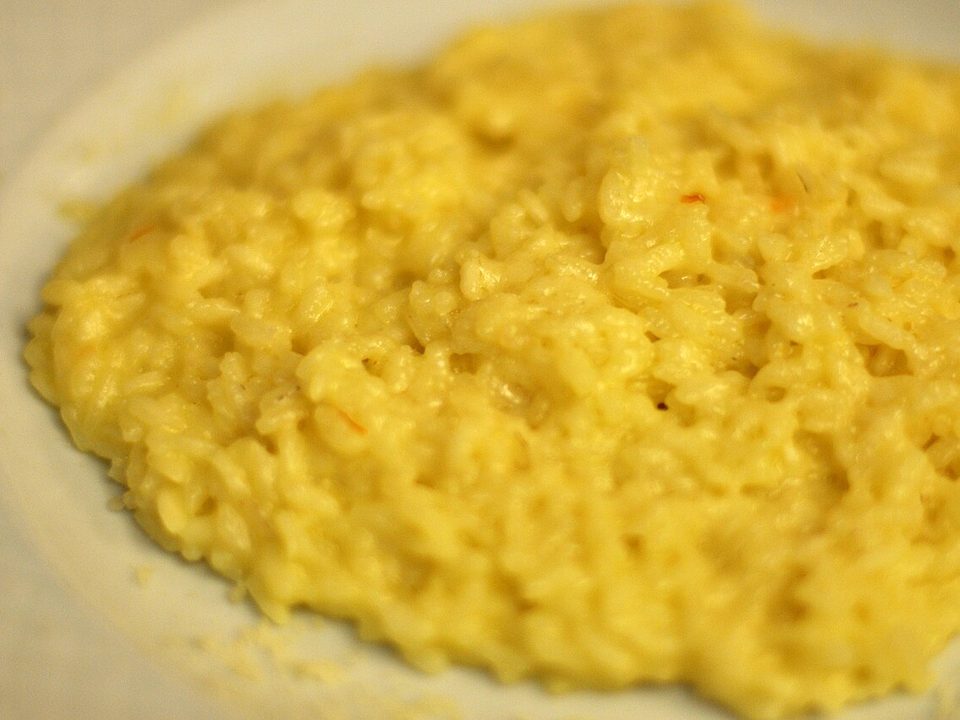 Gelbes Safranrisotto alla milanese auf einem Teller