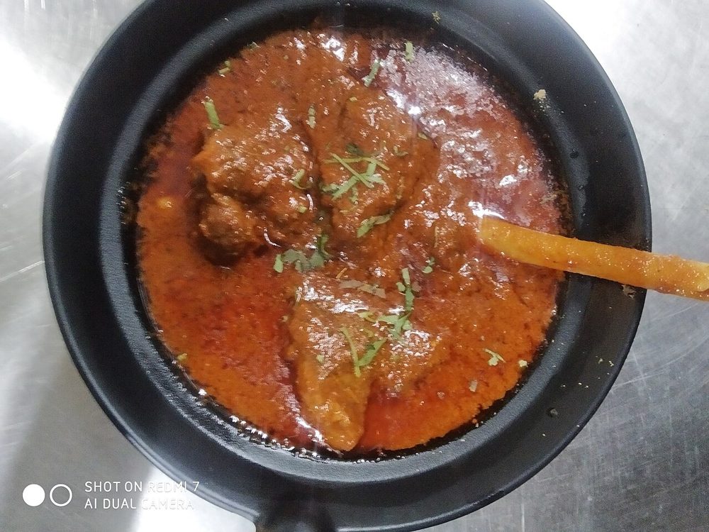 Rotes Rogan Josh mit Lammstücken in einem Topf