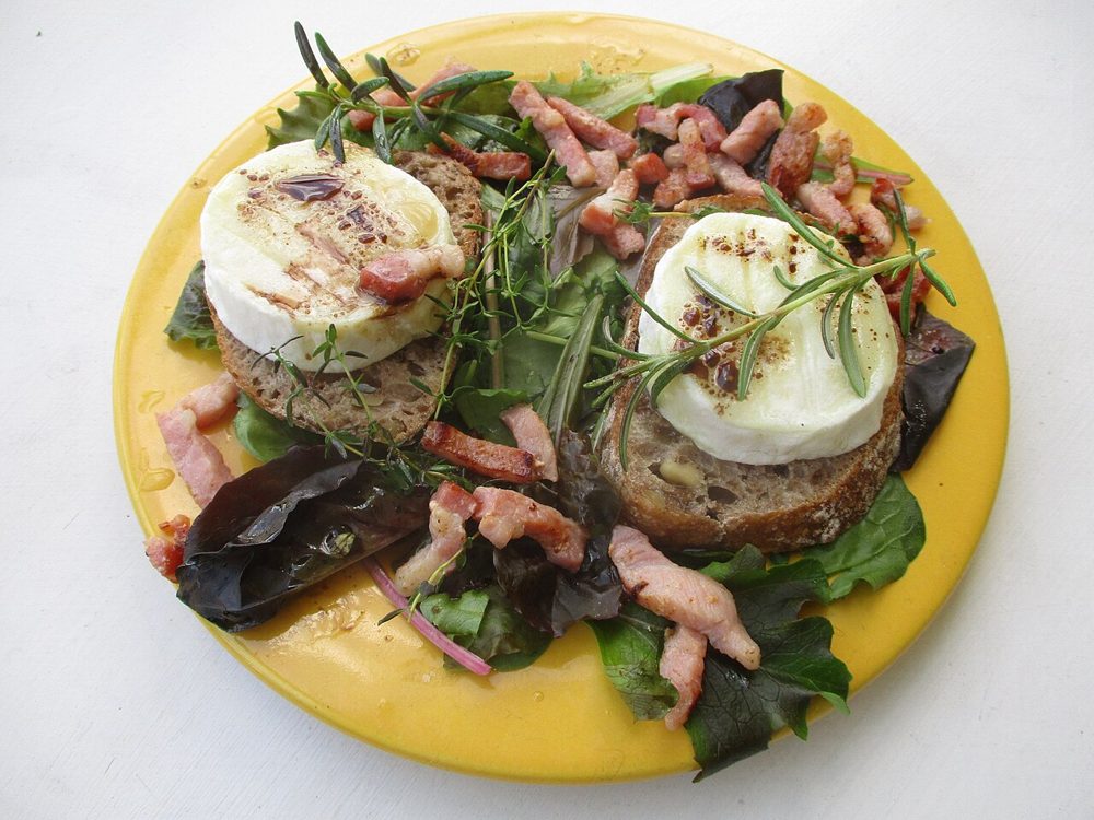 Salat mit warmem Ziegenkäse, Speck und Tomaten