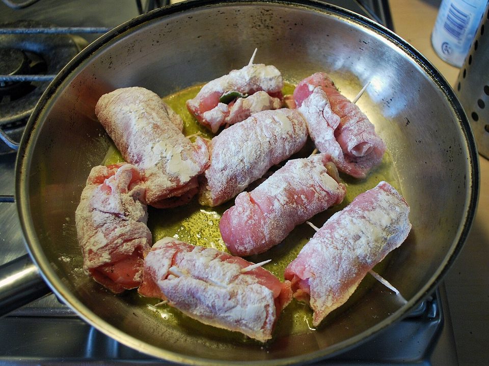 Saltimbocca alla romana mit Parmaschinken und Salbei in der Pfanne