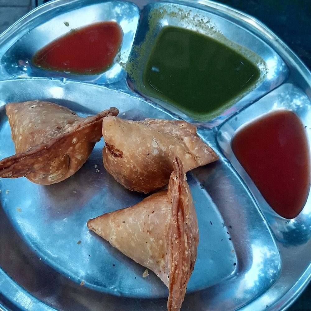 Samosas mit grünem und rotem Chutney
