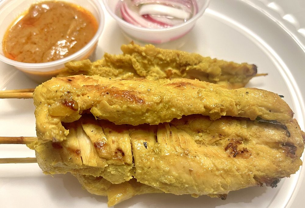 Gelbe Hähnchen-Satay-Spieße mit Erdnusssauce