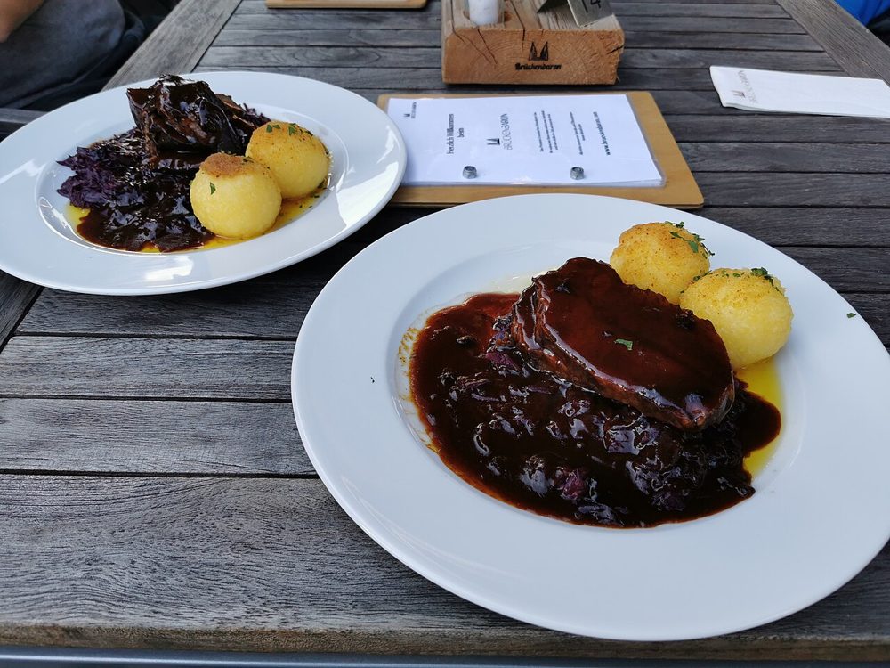 Sauerbraten in dunkler Sauce mit Kartoffelklößen