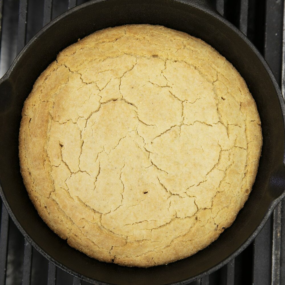 Rundes Cornbread in einer Gusseisenpfanne