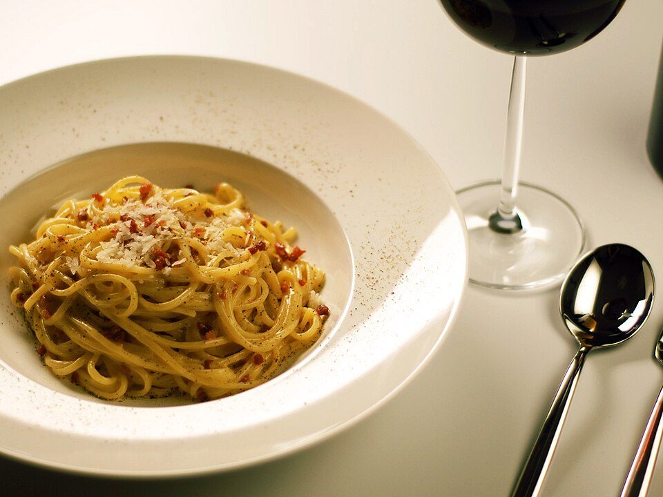 Teller Spaghetti alla Carbonara mit Guanciale und schwarzem Pfeffer