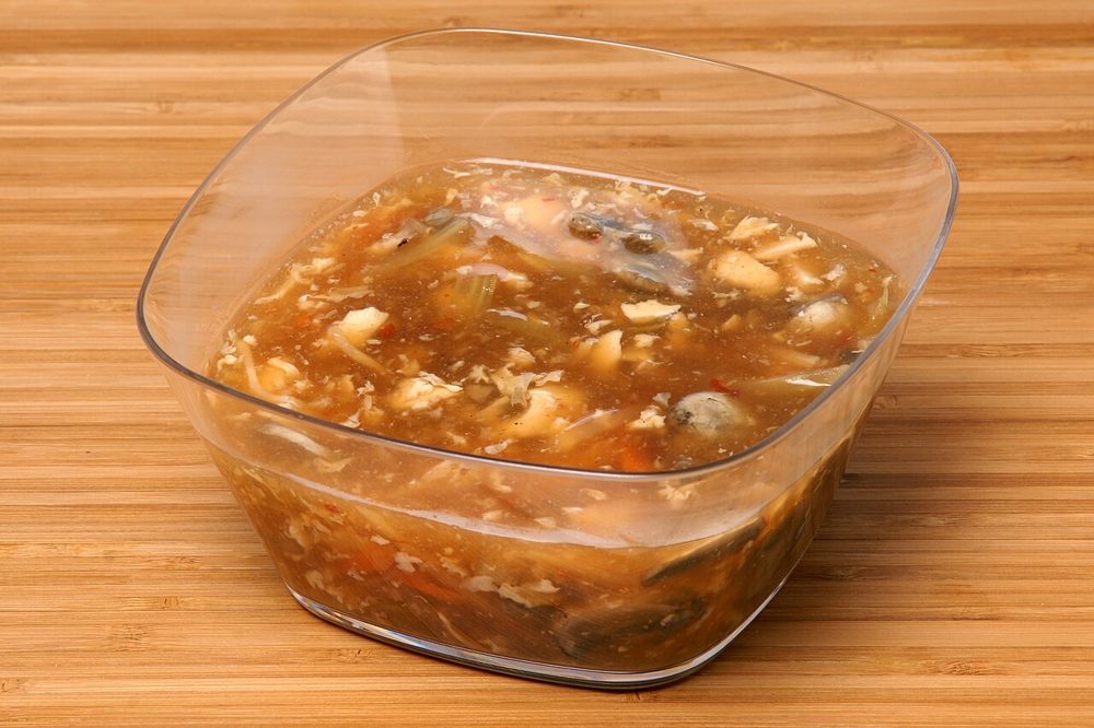 Schale gebundene sauer-scharfe Suppe mit Tofu, Pilzen und Ei