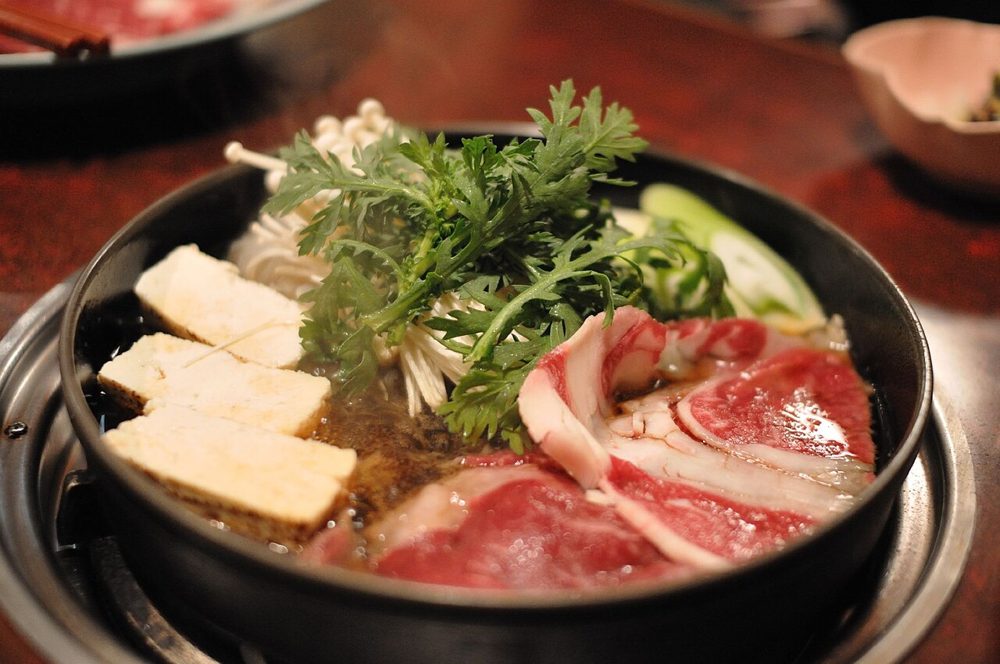 Sukiyaki-Topf mit Rindfleisch, Tofu und Gemüse