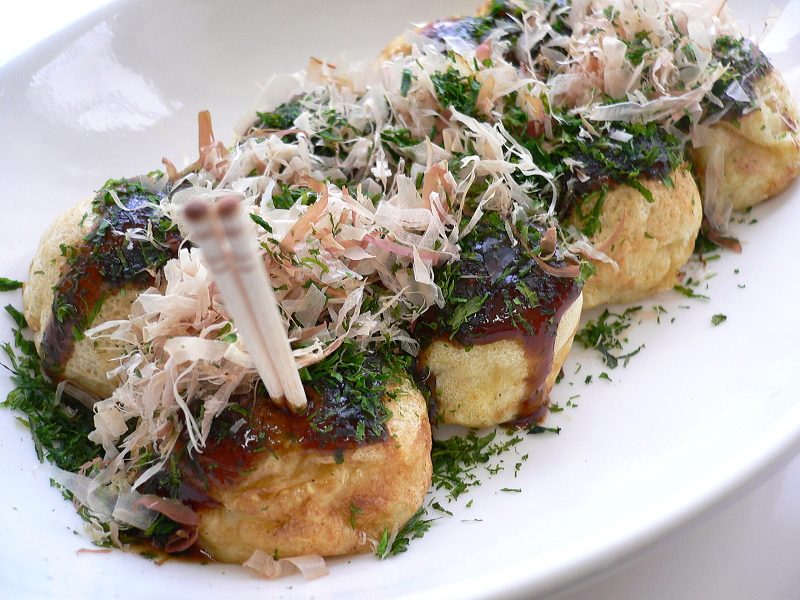 Takoyaki mit Sauce und Bonitoflocken