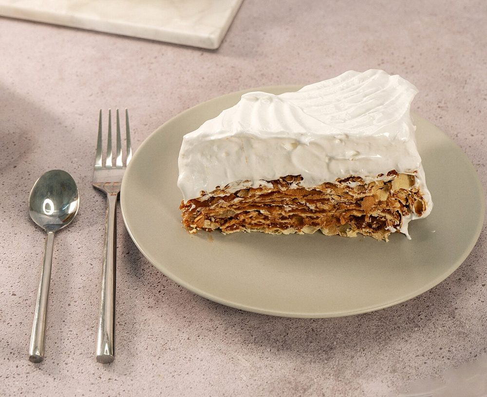 Stück Torta Rogel mit Baiserhaube