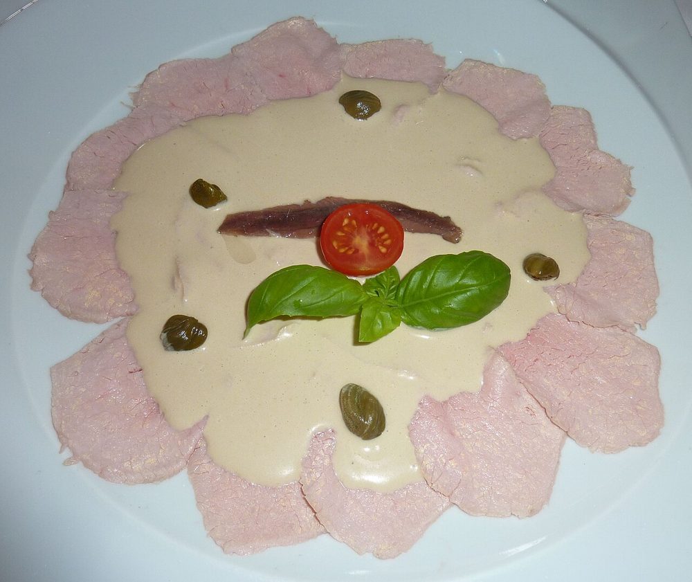 Kalte Fleischscheiben mit heller Thunfischsauce und Kapern