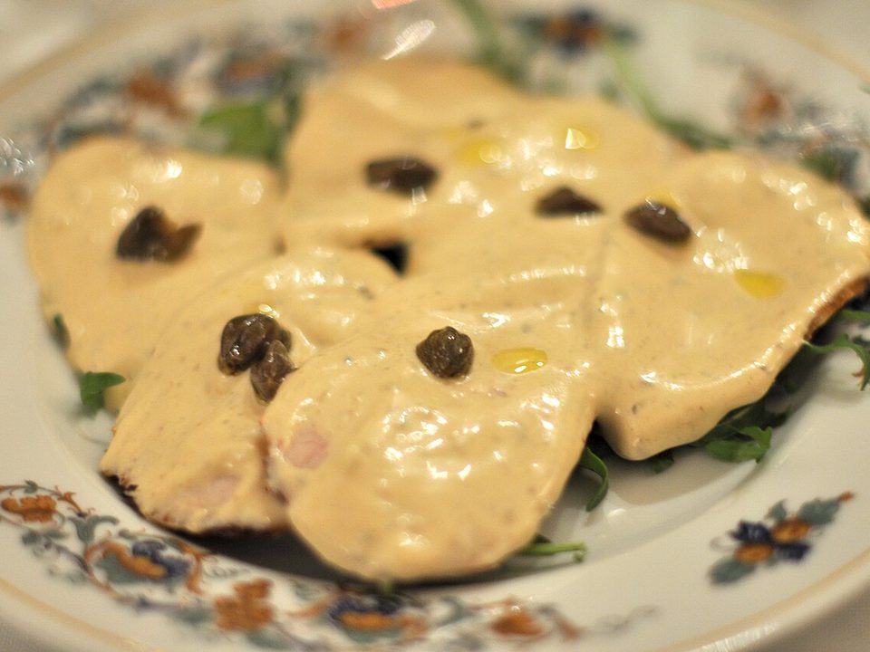 Dünne Scheiben Vitello tonnato mit cremiger Thunfischsauce