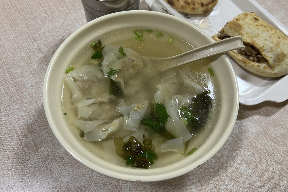 Schale Wan-Tan-Suppe mit Teigtaschen in klarer Brühe
