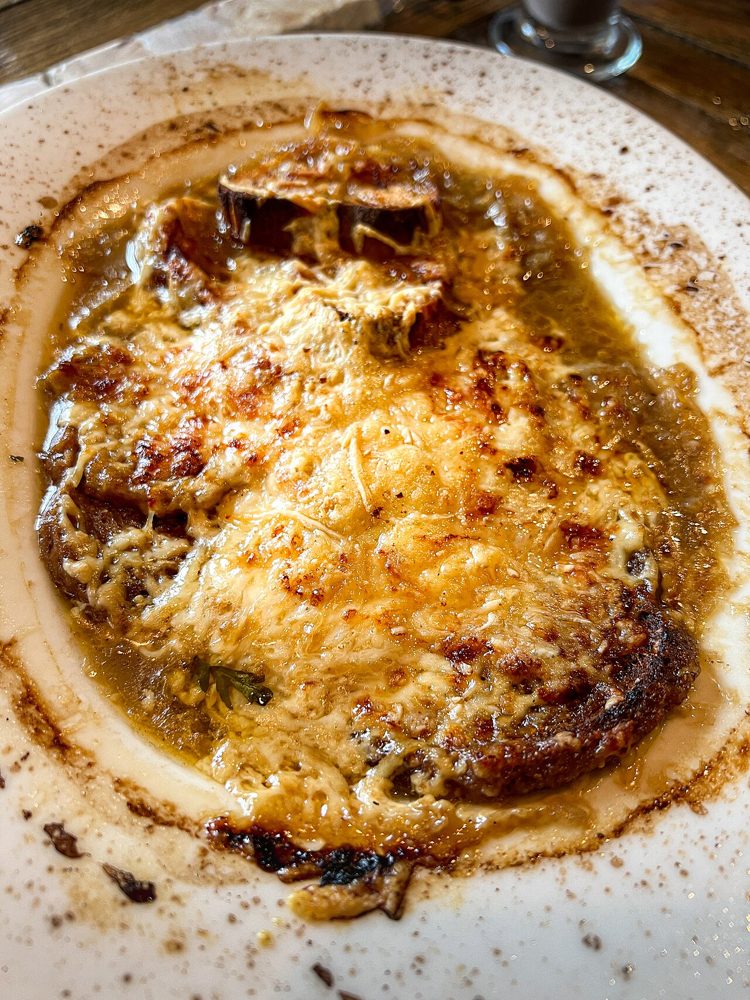 Gratinierte Zwiebelsuppe mit geschmolzenem Käse